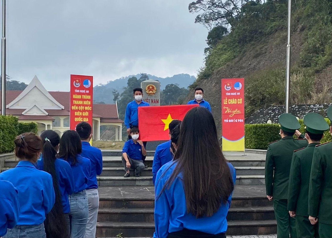 Lễ chào cờ “Tôi yêu Tổ quốc tôi” tại cột mốc 460, xã Thanh Thuỷ, huyện Thanh Chương. Lễ chào cờ “Tôi yêu Tổ quốc tôi” tại cột mốc 460, xã Thanh Thuỷ, huyện Thanh Chương.