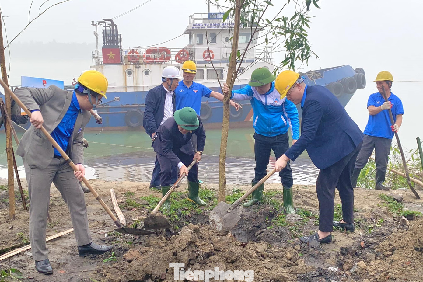 Các đại biểu hưởng ứng trồng cây xanh tại Cảng Bến Thủy