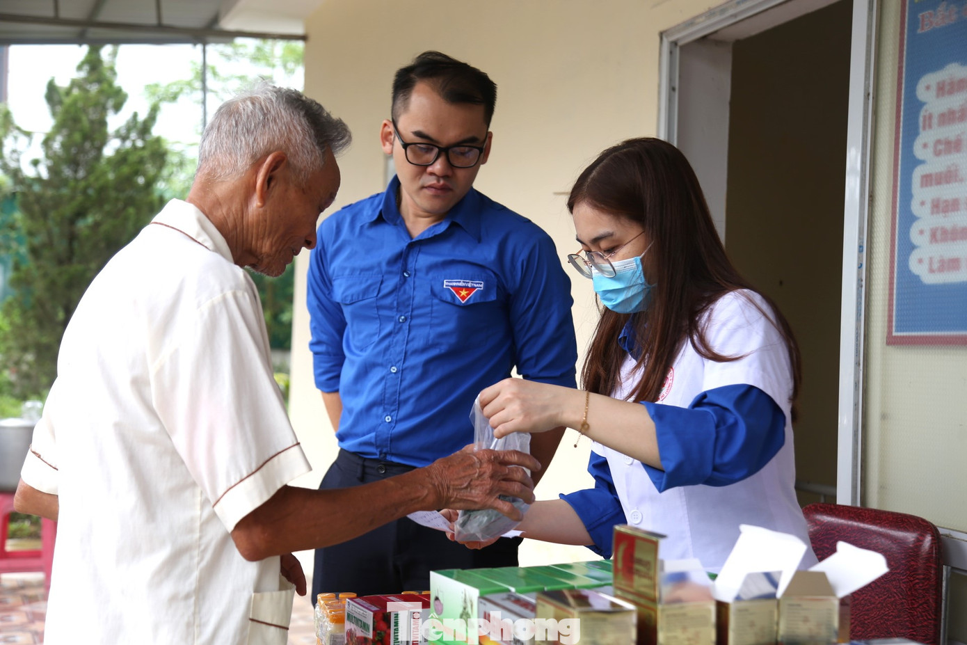 Phát thuốc miễn phí cho người dân