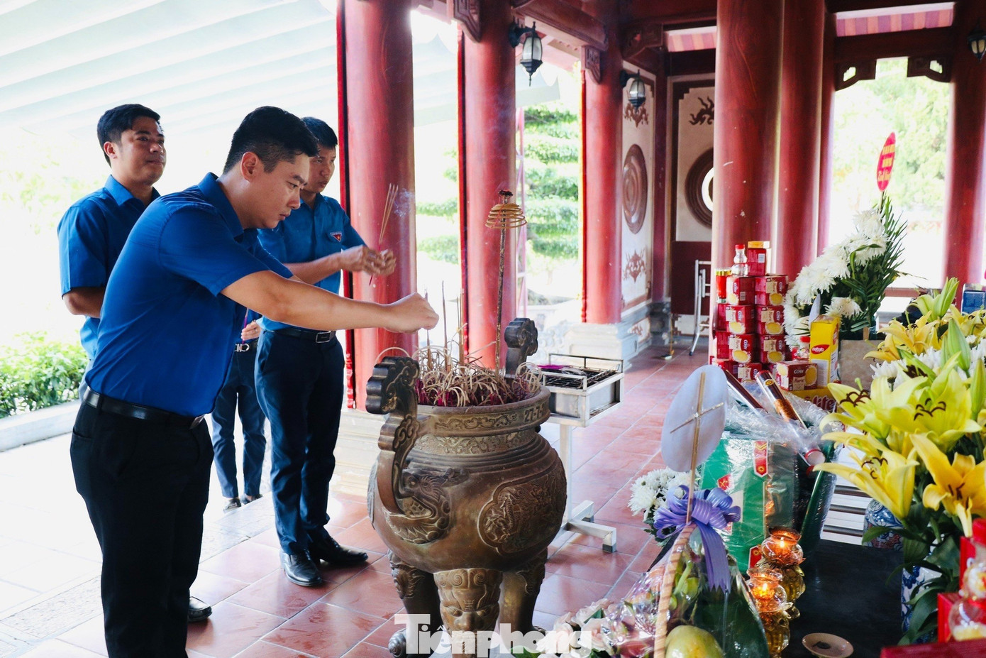 Các đại biểu dâng hương tưởng niệm tại Khu di tích lịch sử Quốc gia Truông Bồn. Các đại biểu dâng hương tưởng niệm tại Khu di tích lịch sử Quốc gia Truông Bồn.