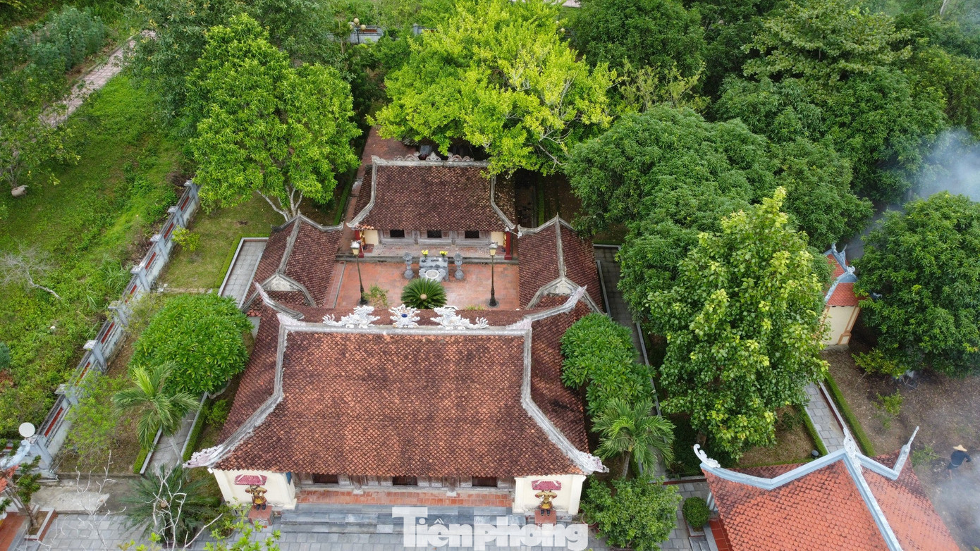 Khu lăng mộ vua Mai rộng hơn 10.000 m2, nằm trong thung lũng Hùng Sơn, gần sông Lam, thuộc thị trấn Nam Đàn. Đây là nơi an táng thi hài vua Mai Hắc Đế.