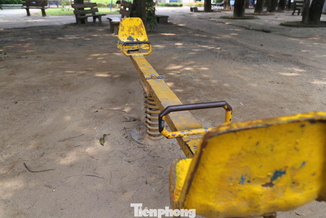 Hệ thống rào chắn, ghế xích đu, bập bênh lâu ngày không được sử dụng bụi bặm, gỉ sét.