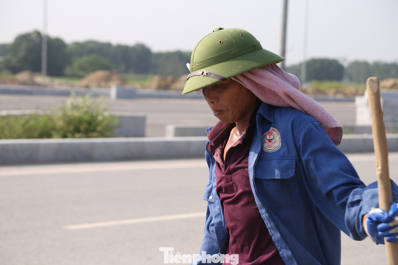 “Trên công trường không một bóng cây, nắng như xiên thẳng vào người. Hơi nóng từ mặt đường nhựa hắt lên hầm hập. Công việc bê đá khối, đẩy xe đá vốn đã nặng nhọc nay càng vất vả hơn”, ông Hoàng Văn Hải (46 tuổi, trú huyện Tương Dương, Nghệ An) chia sẻ.