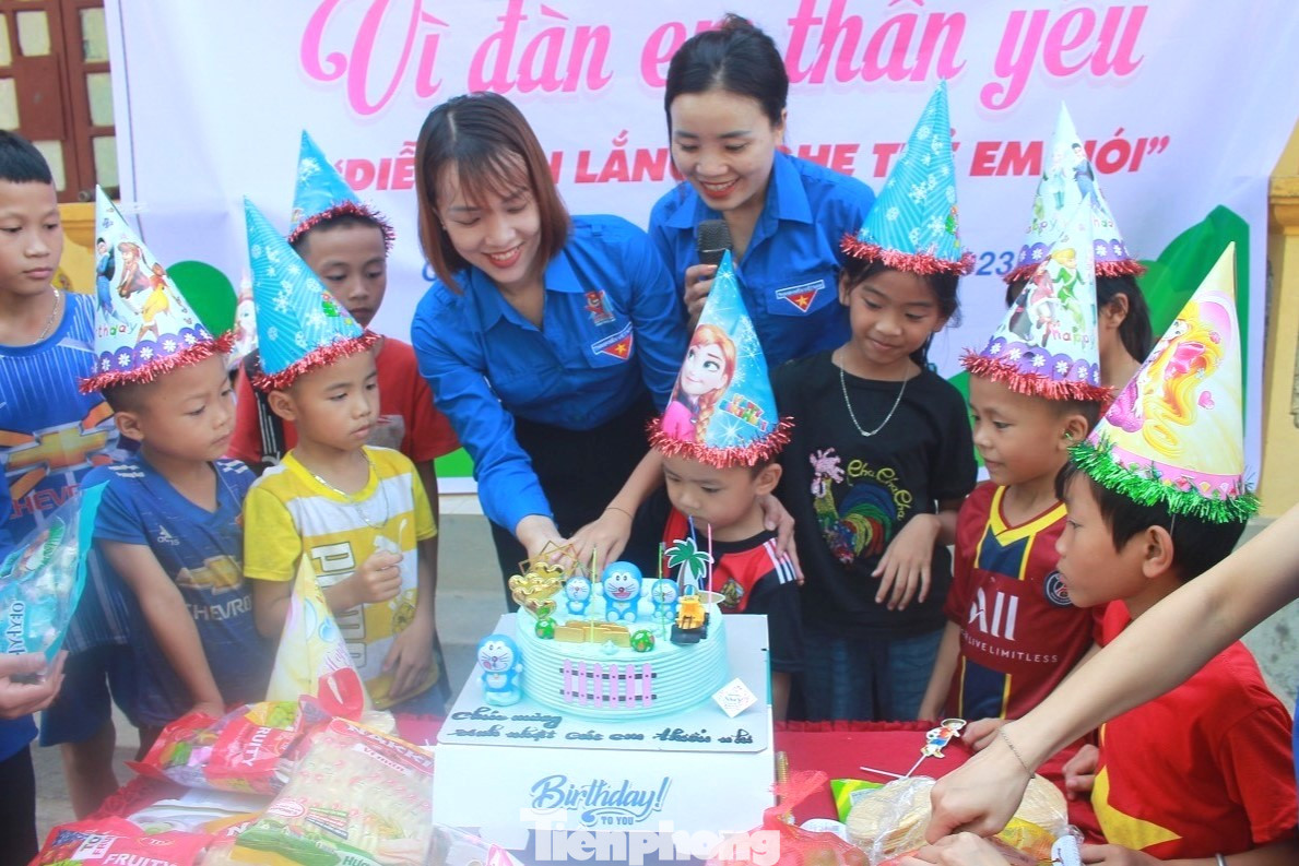 Tổ chức sinh nhật và tặng quà cho trẻ em nghèo, mồ côi trên địa bàn