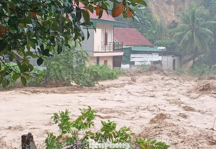 Thống kê ban đầu, lũ quét đã làm 1 người chết, 15 ngôi nhà bị cuốn trôi