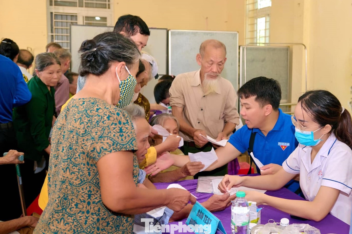 Tại các huyện Thanh Chương, Tân Kỳ, Yên Thành, TX Hoàng Mai… lực lượng đoàn viên đã liên kết tổ chức thăm khám bệnh, cấp thuốc miễn phí cho các thương, bệnh binh và gia đình người có công với cách mạng.