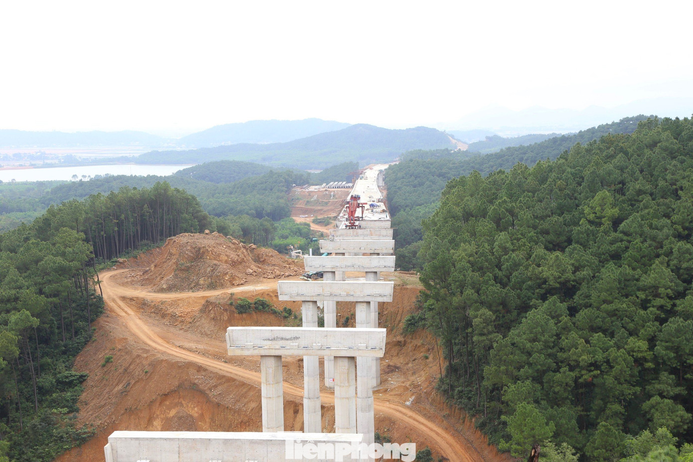 Kỹ sư Thái Bá Lực, Chỉ huy trưởng của Công ty TNHH Hòa Hiệp cho biết, địa chất qua khu vực cầu Xuân Dương 2 khá yếu, trong khi theo thiết kế ban đầu, cọc khoan nhồi ngắn. Sau đó, thiết kế được điều chỉnh, cọc khoan nhồi được khoan xuống sâu hơn, có cọc đến âm 40m.