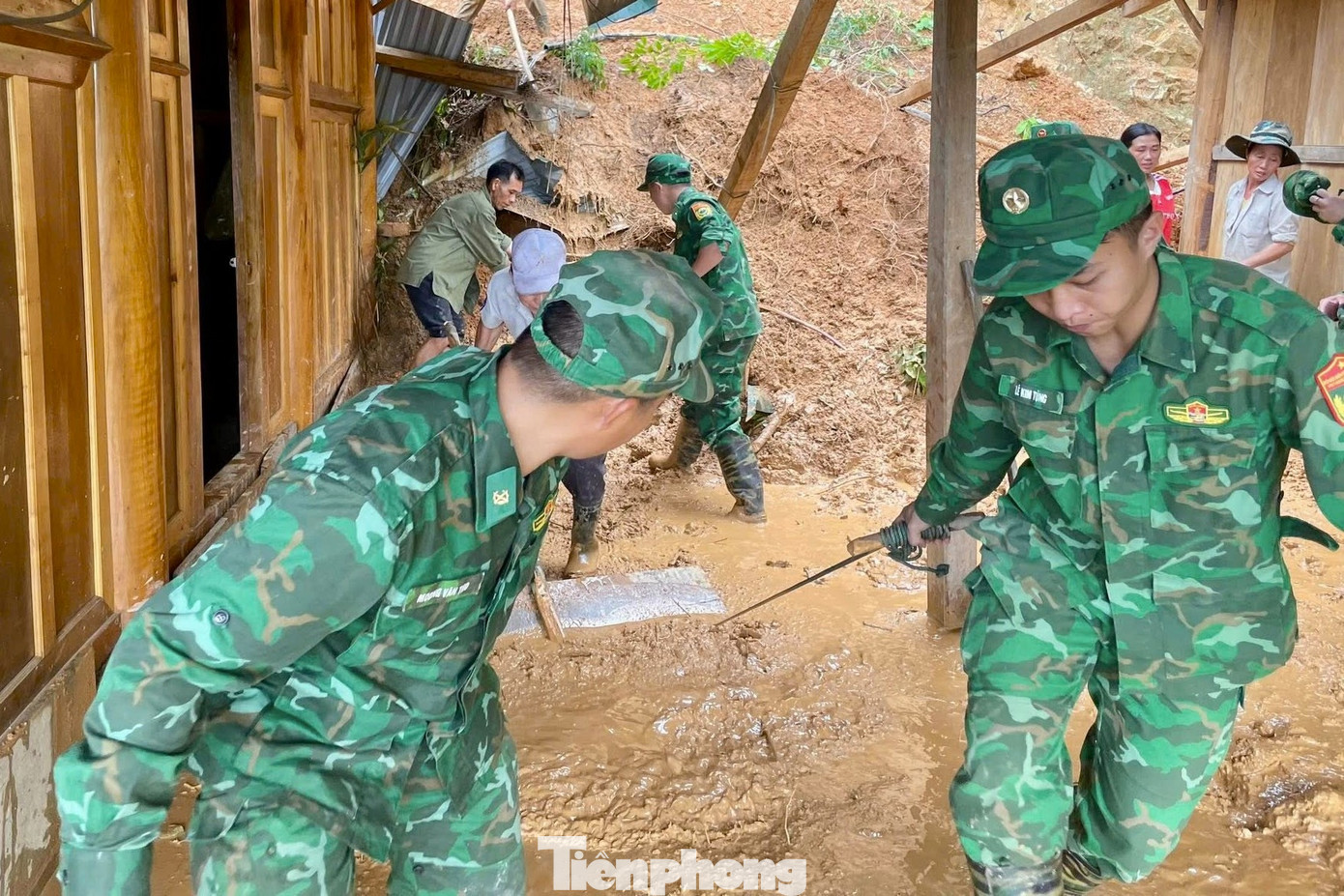 Mưa lớn kéo dài gây sạt lở, khiến bùn đất tràn vào nhà dân, Đồn Biên phòng Mỹ Lý đã cử cán bộ, chiến sĩ giúp các hộ gia đình tại bản Piêng Vai, xã Mỹ Lý, huyện Kỳ Sơn.