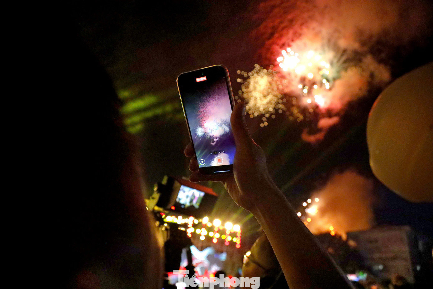 Màn bắn pháo hoa khai hội Làng Sen 2025