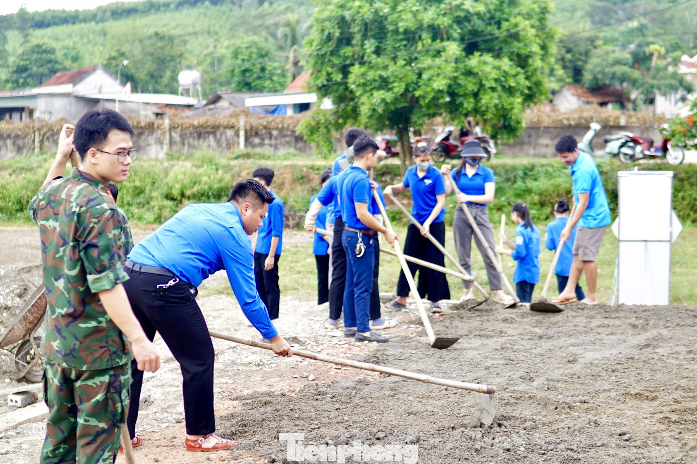 Sân khấu nhà văn hóa và sân vận động được hoàn thành sẽ giúp cho các hoạt động sinh hoạt văn hóa, văn nghệ, thể thao của người dân được thuận lợi hơn.