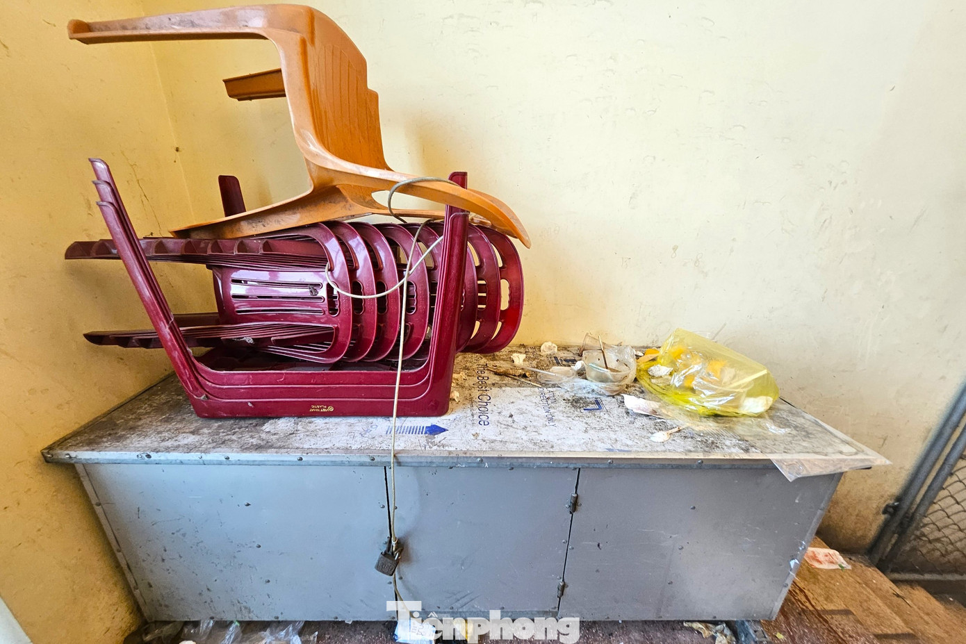 Không chỉ tầng 3 mà nhiều khu vực trong chợ hiện cũng nhếch nhác, mất vệ sinh.