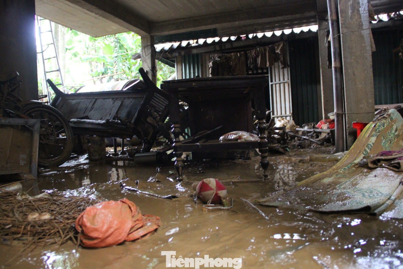 Thị trấn Tân Lạc là địa phương thiệt hại nặng nề nhất trong đợt mưa lũ vừa qua tại huyện Quỳ Châu. Theo thống kê, toàn thị trấn có hơn 200 hộ dân bị ngập, có những hộ ngập sâu đến 5 mét, nước dâng lên tận nóc nhà.
