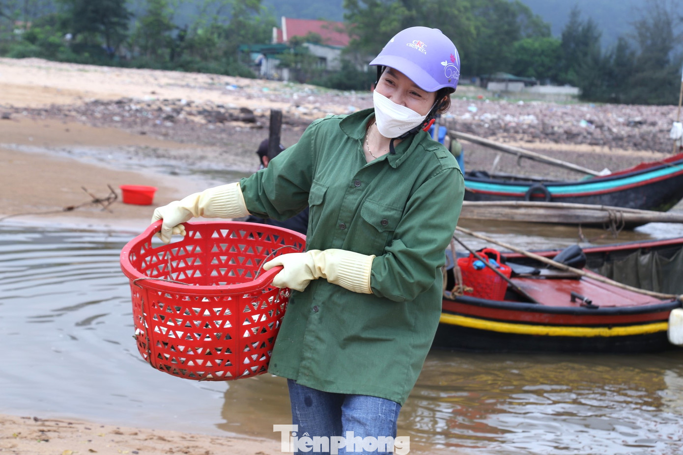 Với nhiều ngư dân, tuy cá trích có giá trị kinh tế không cao như các loại cá khác nhưng lợi thế là chỉ cần ghe công suất nhỏ, đánh bắt gần bờ. Nhất là ngư dân không có nhiều vốn cho những chuyến biển đánh bắt xa bờ thì cá trích chính là nguồn lợi mang lại thu nhập ổn định cho gia đình. Với nhiều ngư dân, tuy cá trích có giá trị kinh tế không cao như các loại cá khác nhưng lợi thế là chỉ cần ghe công suất nhỏ, đánh bắt gần bờ. Nhất là ngư dân không có nhiều vốn cho những chuyến biển đánh bắt xa bờ thì cá trích chính là nguồn lợi mang lại thu nhập ổn định cho gia đình.
