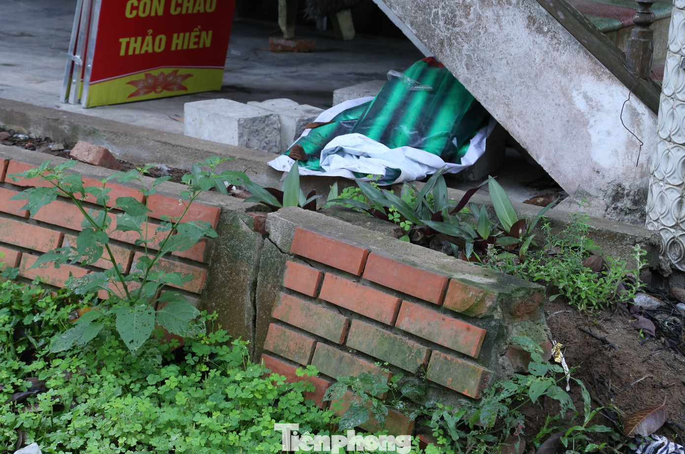 Trước đó, vào hồi tháng 7/2022, một người đàn ông đang ngồi nghỉ trưa ở cạnh nhà đa chức năng công viên Nguyễn Tất Thành thì bất ngờ bị một cây cọ dừa lớn gãy đổ xuống. Khi người dân phát hiện thì người đàn ông này đã tử vong.