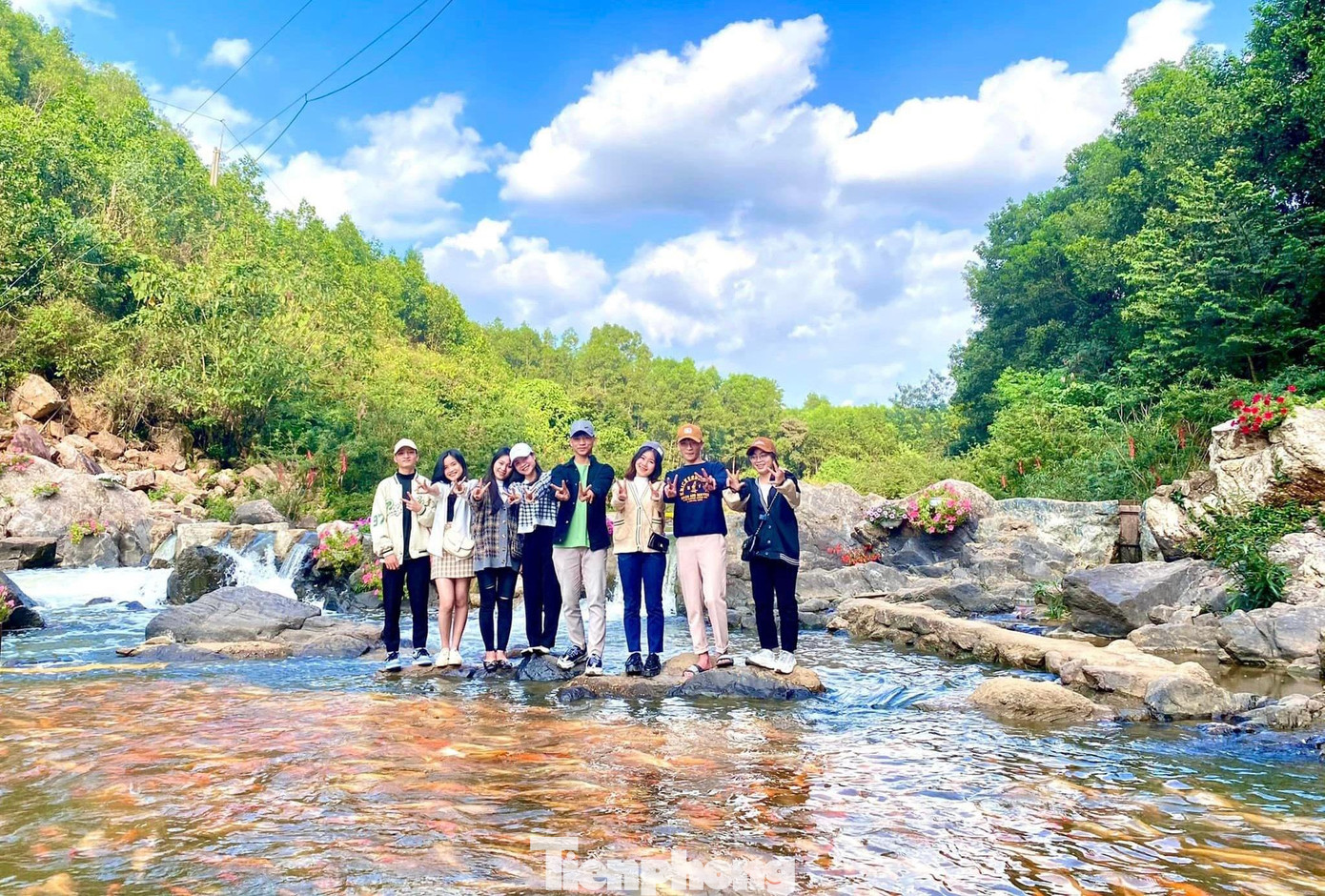 Nơi đây có cảnh quan thiên nhiên đẹp, có rừng, có suối và những món ăn ngon, được hòa mình vào thiên nhiên sơn thủy hữu tình.