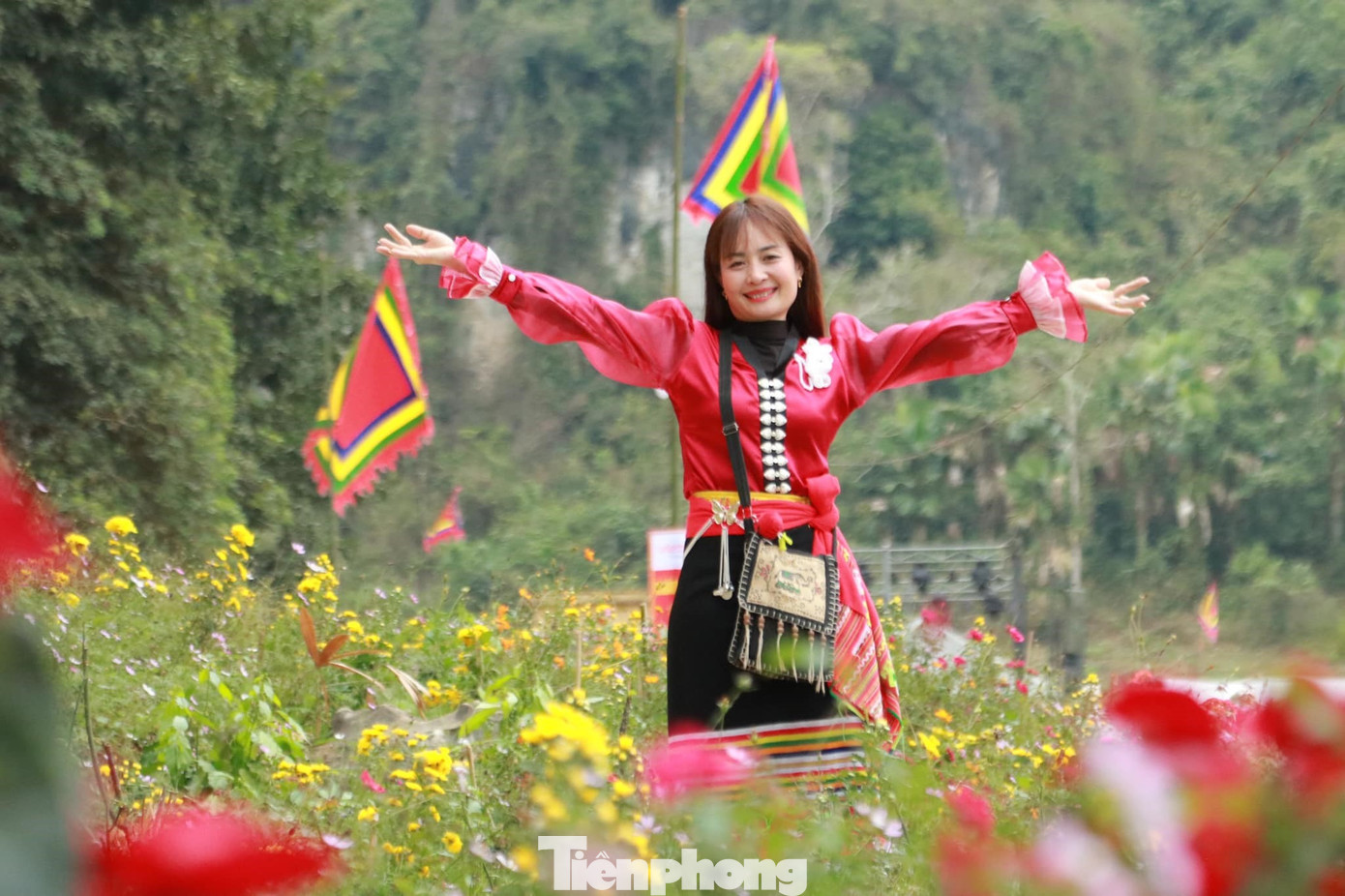 Để thu hút người dân và du khách thập phương về tham quan, chính quyền địa phương đặc biệt quan tâm tạo cảnh quan, trồng hoa trước khu vực hang Bua, tạo thành điểm check-in.