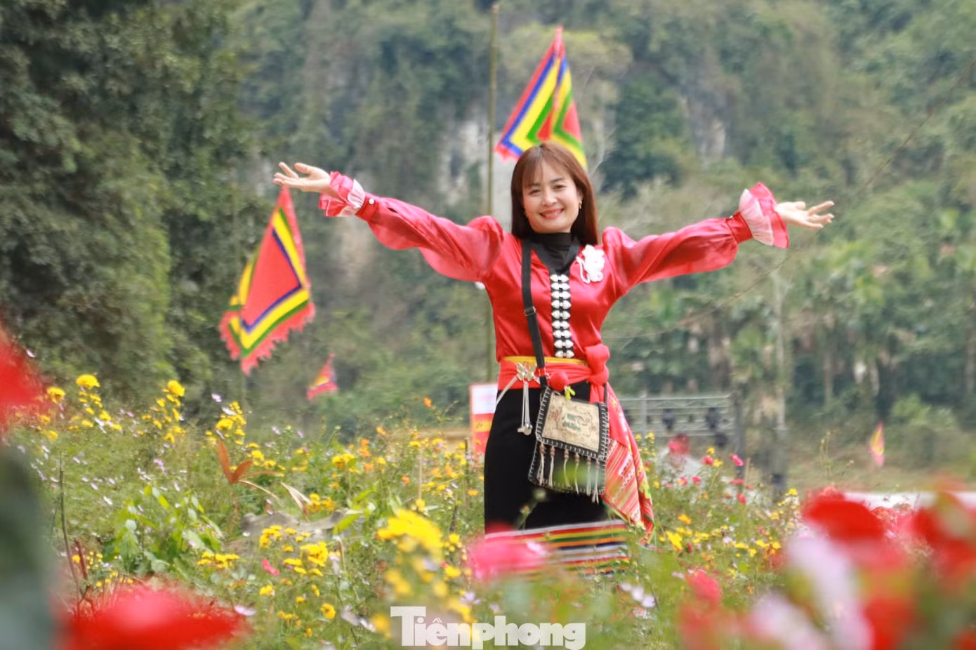 Để thu hút người dân và du khách thập phương về tham quan, chính quyền địa phương đặc biệt quan tâm tạo cảnh quan, trồng hoa trước khu vực hang Bua, tạo thành điểm check-in.