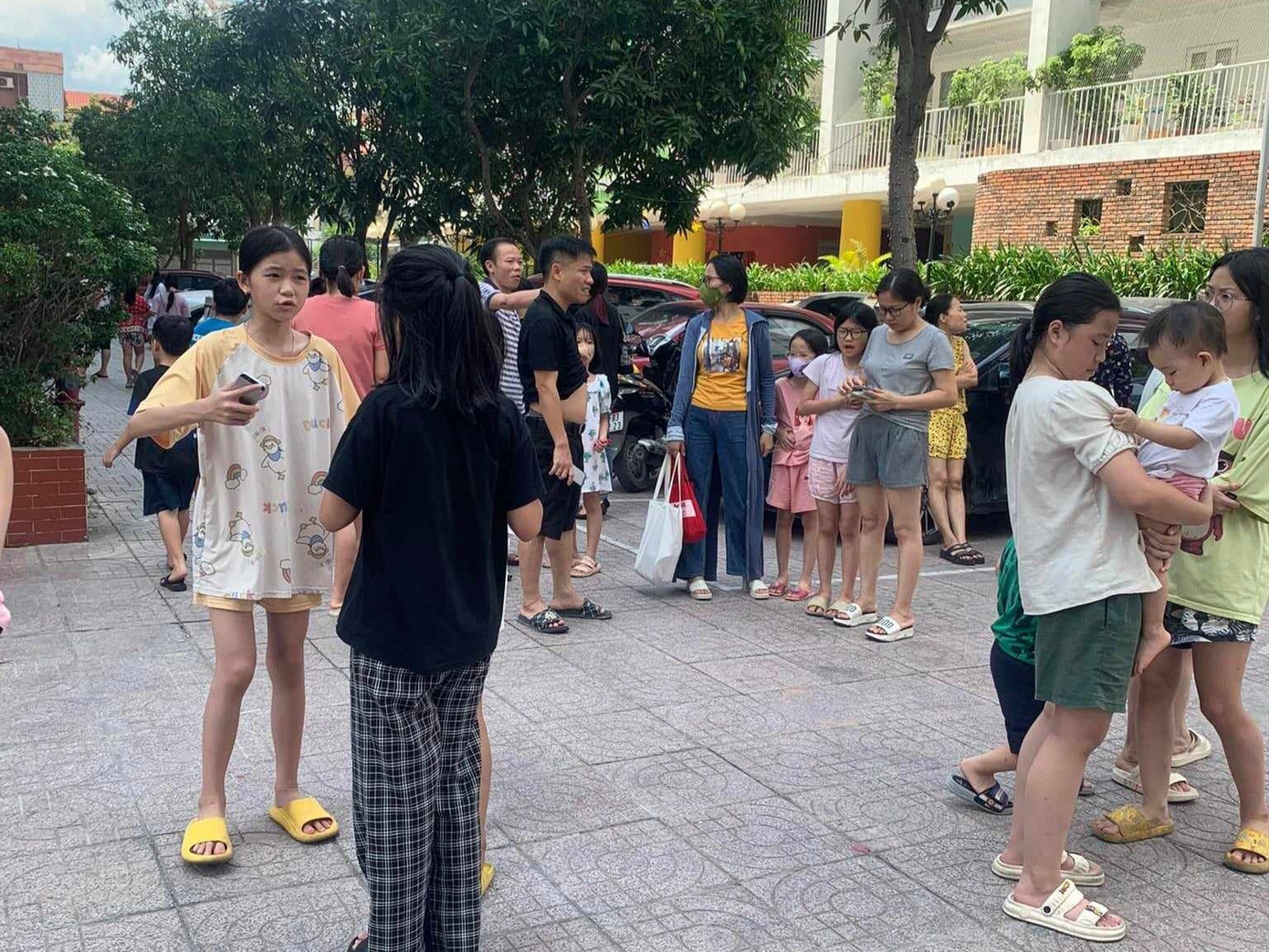 Người dân ở chung cư hoảng loạn chạy xuống sân.