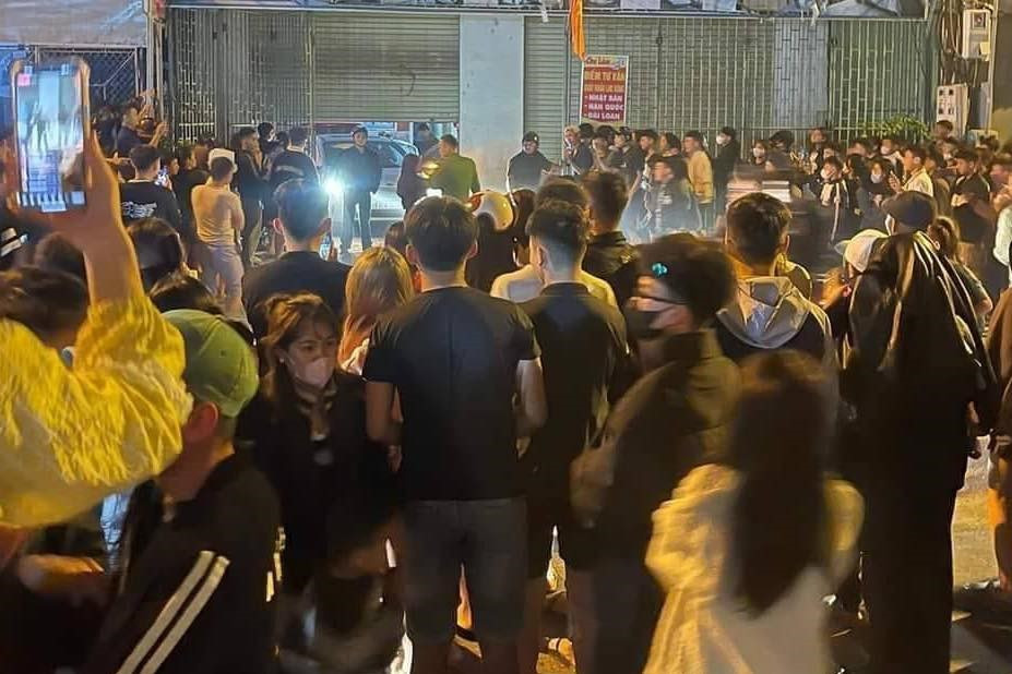 Người dân hiếu kỳ tụ tập xem đánh ghen tối 29/11 tại huyện Diễn Châu, Nghệ An