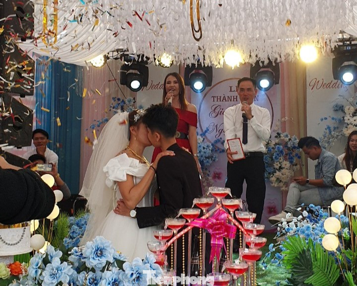 Cả hai không ngần ngại trao nhau nụ hôn tại lễ cưới