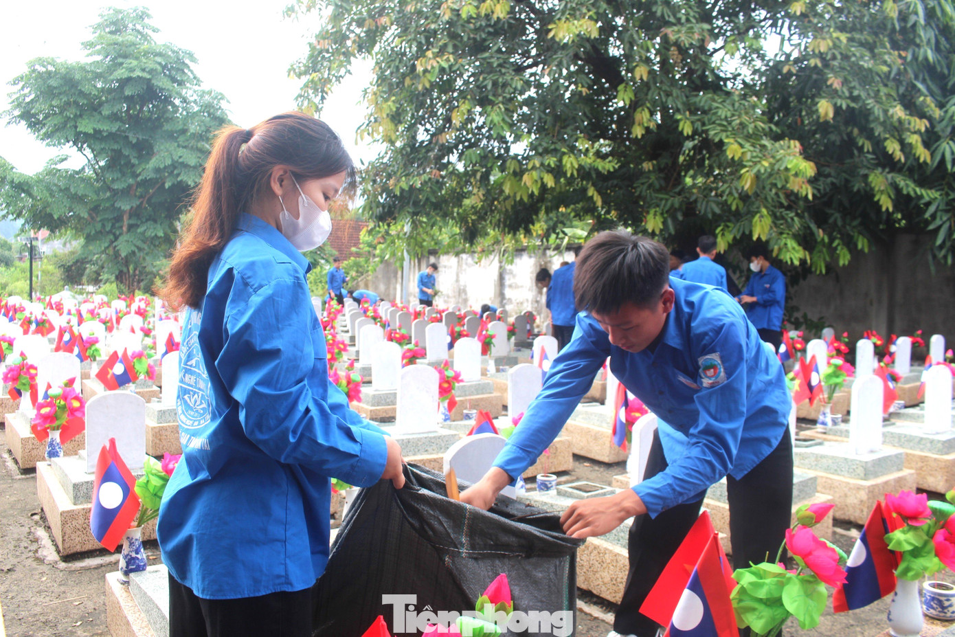 Toàn bộ khuôn viên của nghĩa trang được dọn dẹp, tạo cảnh quan môi trường sạch, đẹp và thông thoáng.