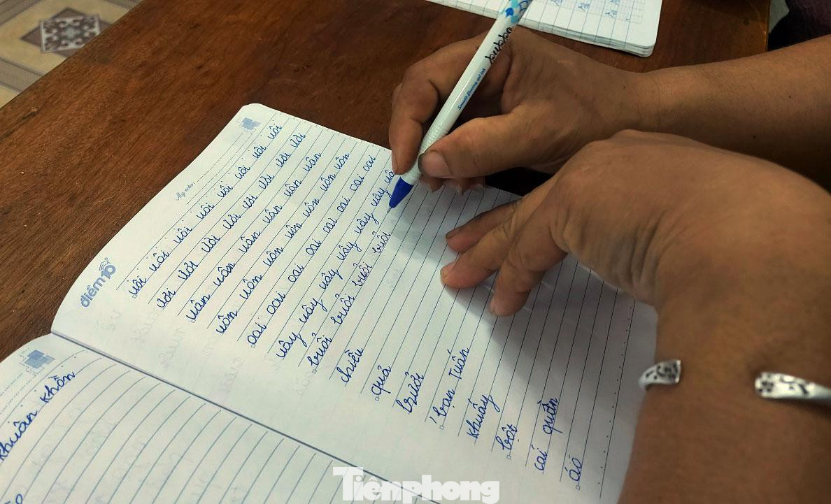 Những nét chữ đầu tiên trong đời của các mẹ, các chị bản Lở Những nét chữ đầu tiên trong đời của các mẹ, các chị bản Lở