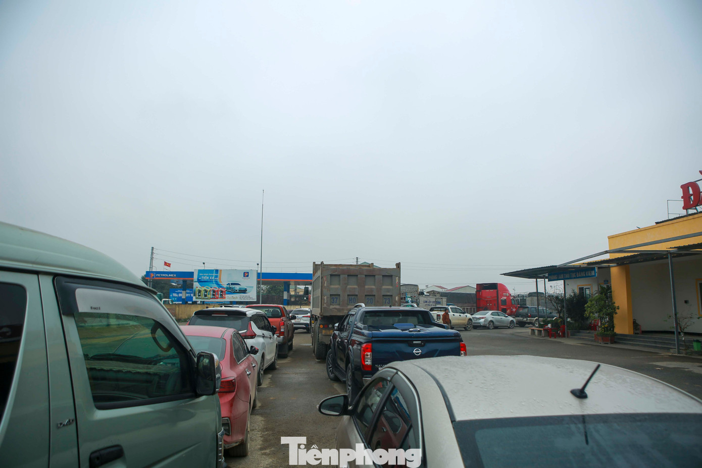 Các xe ô tô xếp thành 2 hàng dài chờ đợi đi vào đăng kiểm ở trạm. Các xe ô tô xếp thành 2 hàng dài chờ đợi đi vào đăng kiểm ở trạm.