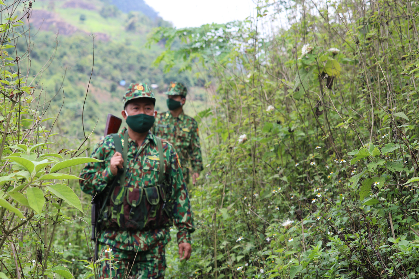 Lực lượng Bộ đội Biên phòng thực hiện nhiệm vụ tuần tra phòng, chống dịch trên tuyến biên giới. Lực lượng Bộ đội Biên phòng thực hiện nhiệm vụ tuần tra phòng, chống dịch trên tuyến biên giới.