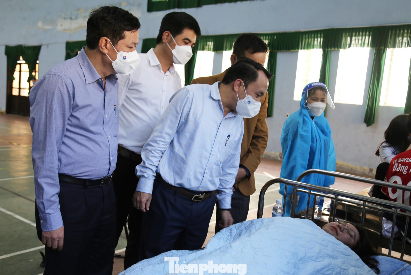 Giám đốc Sở Y tế Nghệ An Dương Đình Chỉnh kiểm tra công tác tiêm vắc xin tại trường THPT chuyên Phan Bội Châu