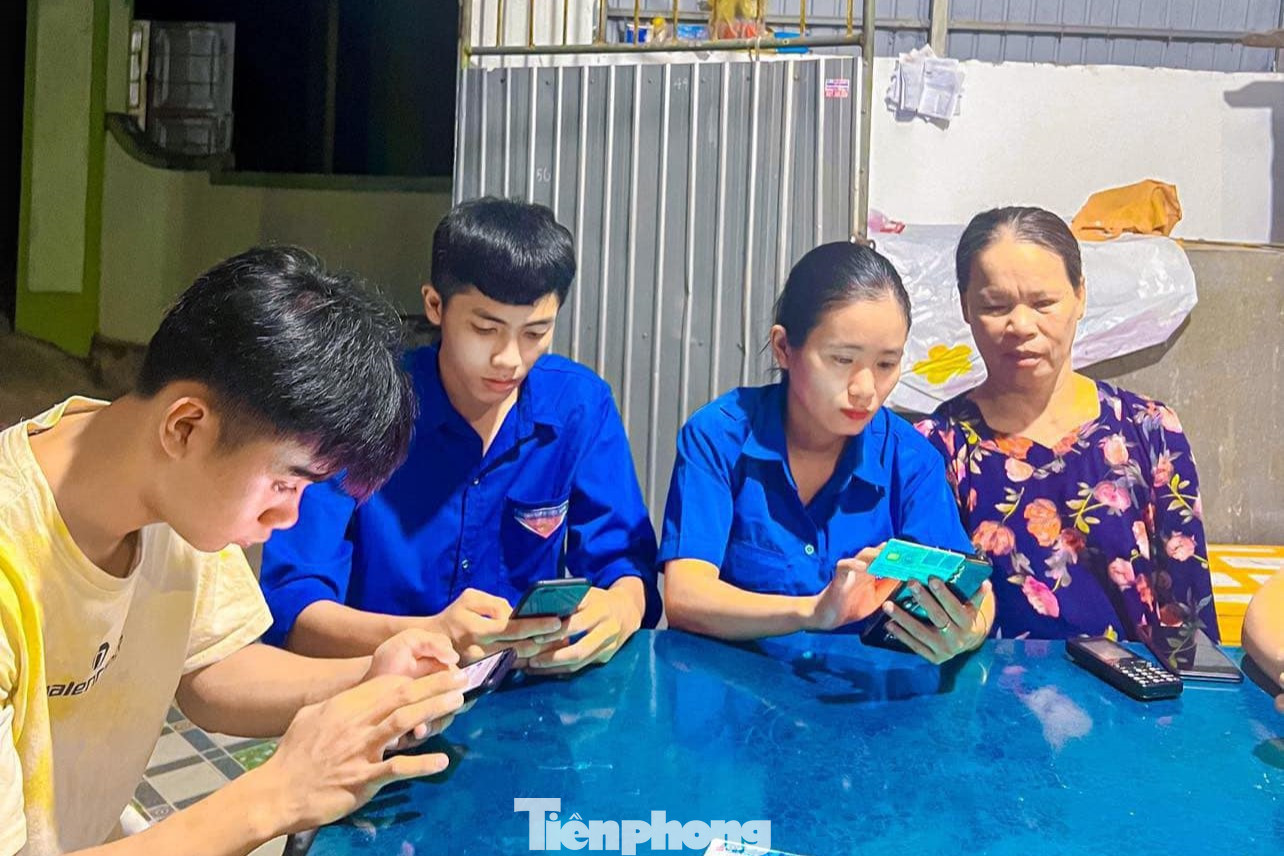 “Đi từng ngõ, gõ từng nhà, rà từng người” kích hoạt tài khoản VNeID