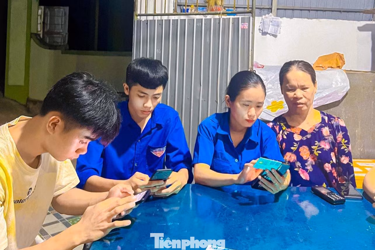 “Đi từng ngõ, gõ từng nhà, rà từng người” kích hoạt tài khoản VNeID