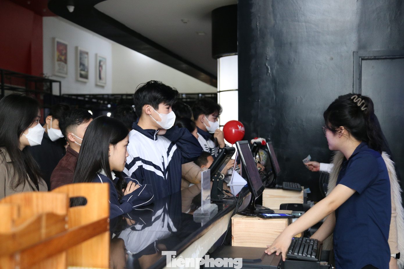 Do số lượng khách mua vé quá tải, hệ thống bán vé online (trực tuyến) gặp sự cố, bộ phim này chỉ bán vé trực tiếp tại quầy.