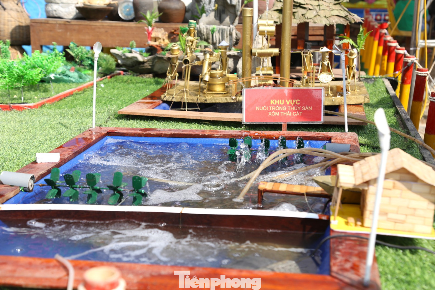 Trong khi đó, người dân xóm Thái Cát lại mang cả ao nuôi tôm, nuôi cua với hệ thống cung cấp oxy vào trang trí cho phần trại của xóm mình.