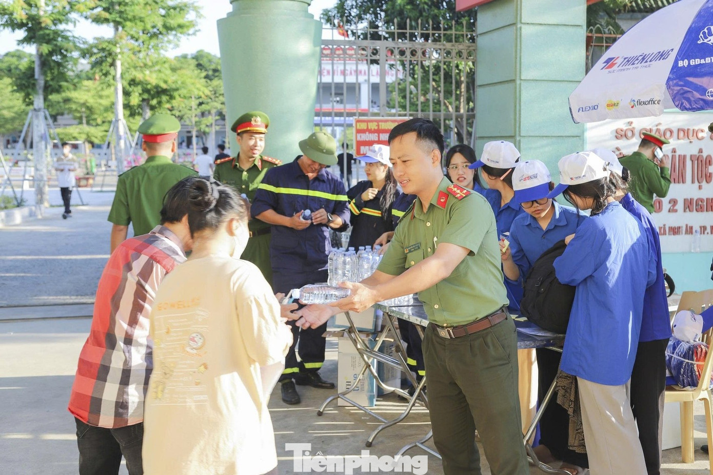 Phát huy tinh thần xung kích, tình nguyện vì cộng đồng, mỗi cán bộ, chiến sĩ Công an Nghệ An đã góp phần làm đẹp hơn hình ảnh người chiến sĩ Công an nhân dân trên quê hương Bác Hồ bản lĩnh, nhân văn, vì nhân dân phục vụ.