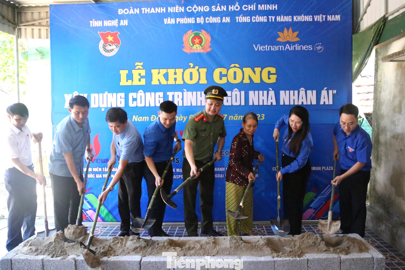 Tổ chức Lễ khởi công xây dựng công trình “Ngôi nhà nhân ái” cho gia đình bà Nguyễn Thị Nhị (trú xóm 4, xã Nam Anh, huyện Nam Đàn).