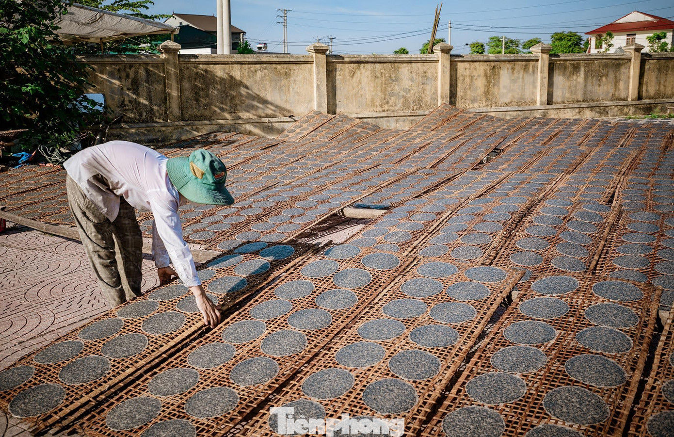 “Trước đây, người dân trong làng tráng bánh chỉ bằng bột gạo nước, trộn với vừng đen. Nay để tăng thêm vị thơm ngon, chúng tôi cho thêm gừng, tiêu, tỏi giã nhỏ, trộn vào bột gạo để tráng. Sản phẩm của làng nổi tiếng thơm ngon nên không chỉ người tiêu dùng trong nước mà Việt kiều ở Đức, Nga, Lào, Singapore, Hàn Quốc,… cũng rất ưa thích”, ông Hồng cho hay.