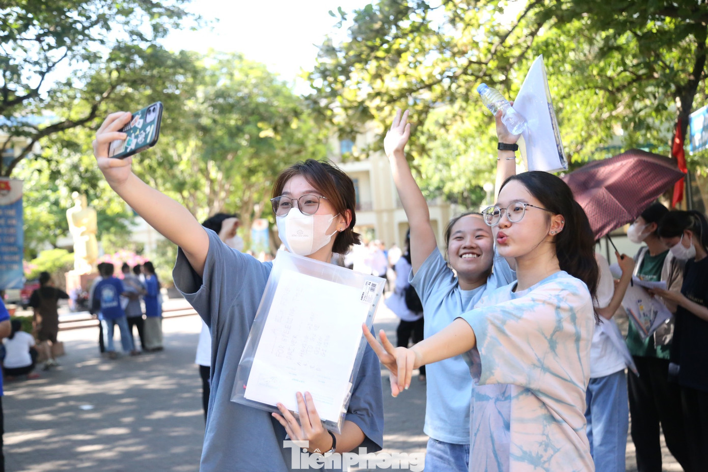 Thí sinh vui vẻ check-in sau buổi thi cuối cùng chiều 29/6.