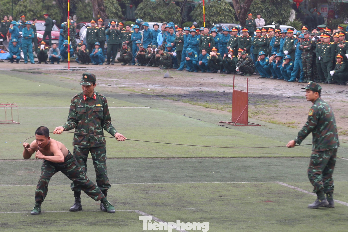 Trinh sát biên phòng tỉnh Nghệ An biểu diễn sức mạnh uốn cong thanh thép quấn nhiều vòng trên cổ.