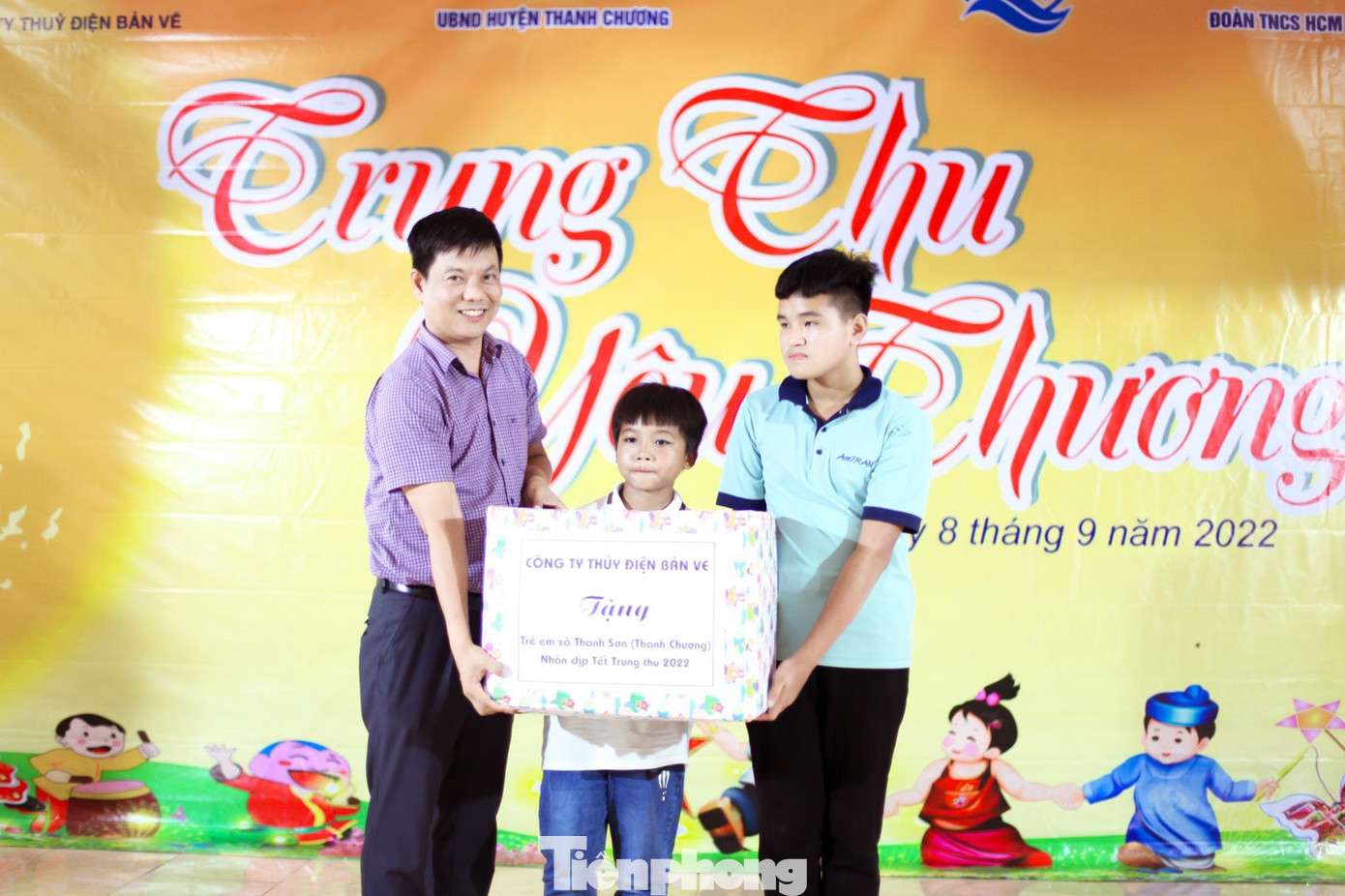 Nhiều suất quà, sách vở,.. đã được trao cho các em thiếu nhi vùng tái định cư.