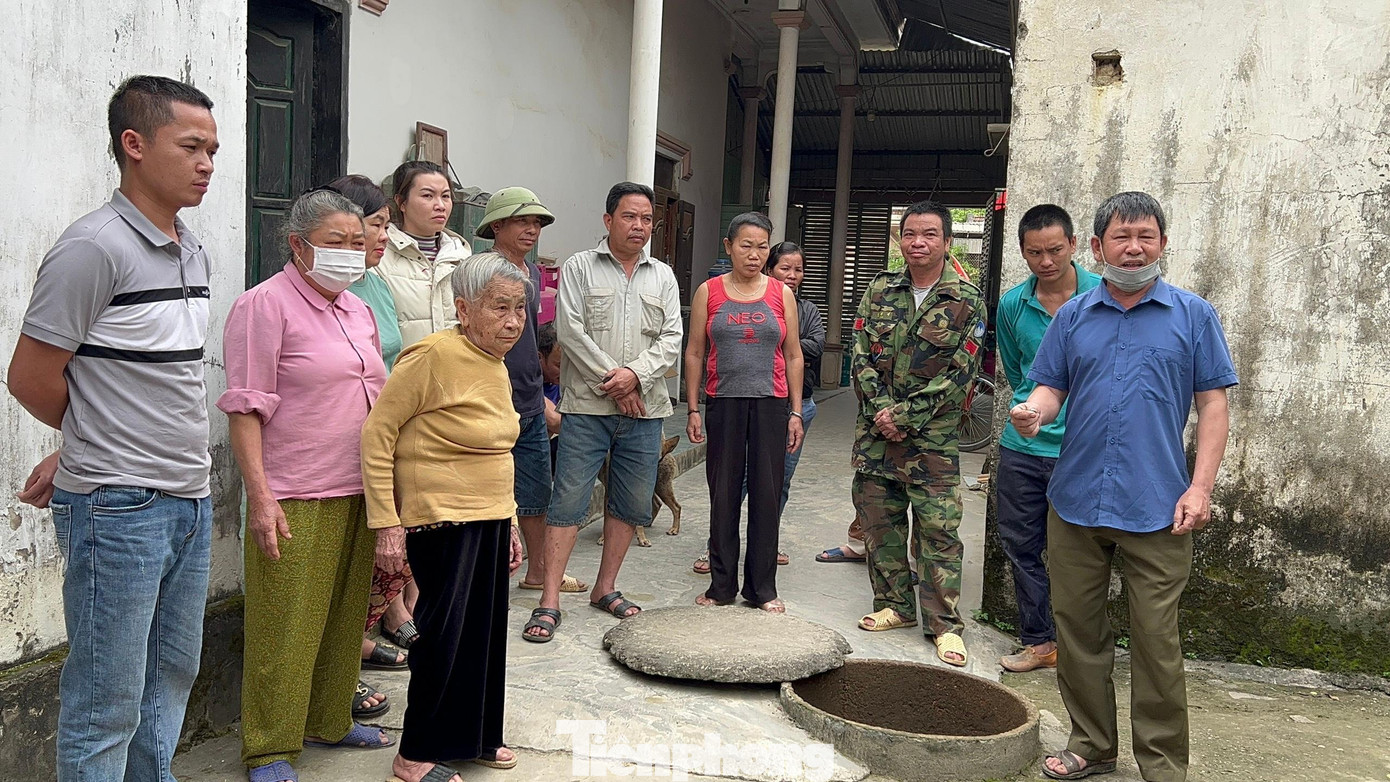 Người dân bản Na Hiêng, xã Châu Hồng phản ánh về tình trạng đồng loạt giếng nước cạn trơ đáy