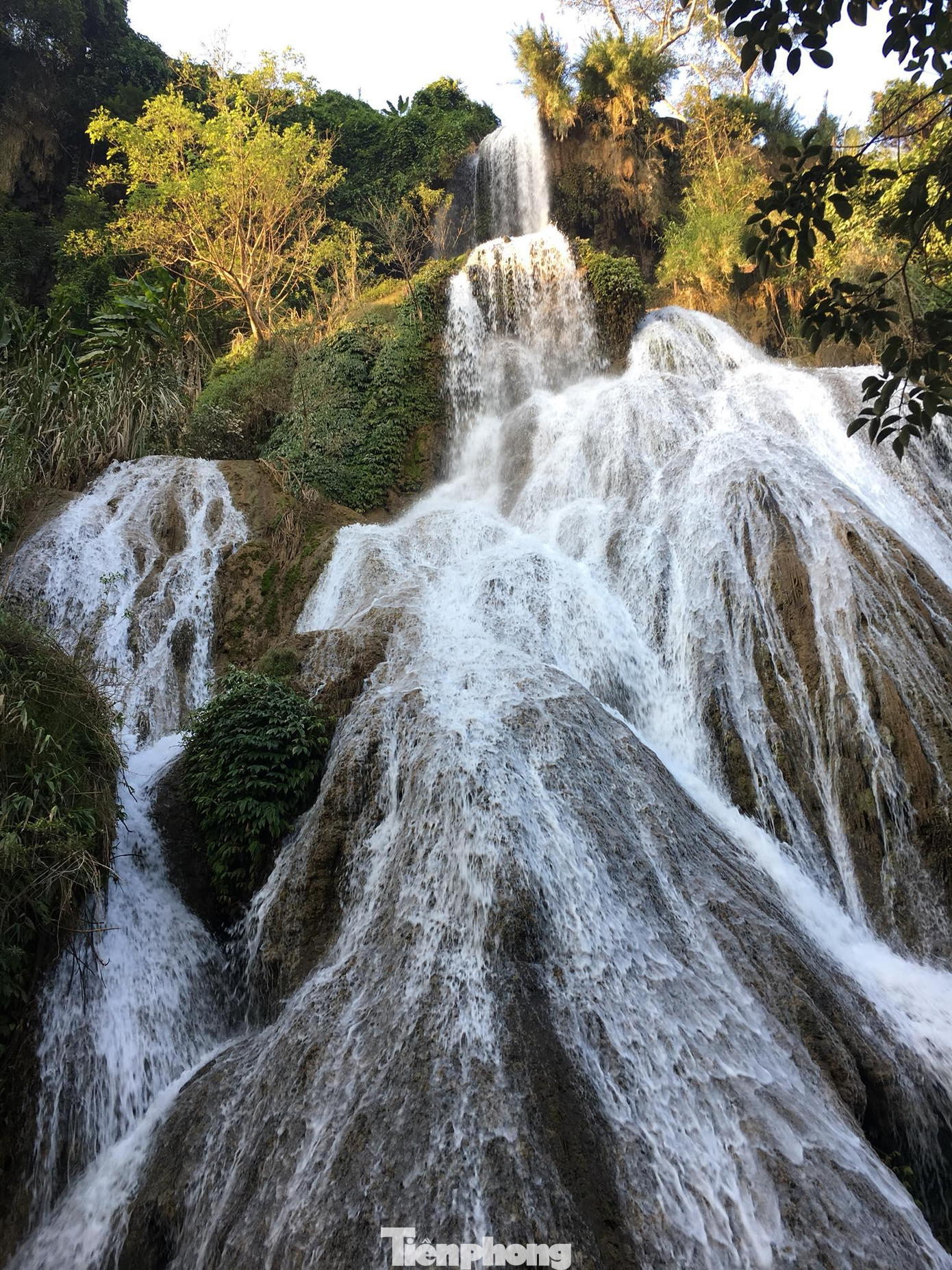 Thác Bồn có độ cao 152m, với 4 bậc đá thoai thoải gối lên nhau.