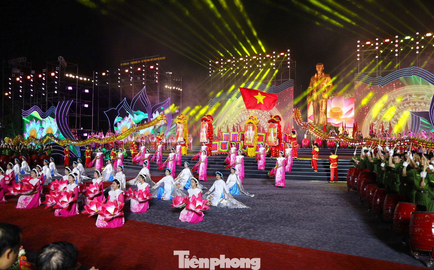 Lễ hội Làng Sen năm nay diễn ra ở quy mô toàn quốc, với nhiều hoạt động sôi nổi, ý nghĩa tập trung tại thành phố Vinh, huyện Nam Đàn. Ngoài các nghi lễ trang trọng như lễ dâng hoa tại Tượng đài Bác Hồ; Lễ dâng hương, dâng hoa, báo công, tưởng niệm Bác Hồ ở Khu di tích Kim Liên, nội dung lễ hội năm nay hết sức phong phú và đa dạng, với những hoạt động trên các lĩnh vực văn hóa, thể thao và du lịch... hội tụ hàng trăm nghệ sỹ, diễn viên từ các tỉnh, thành phố về với quê hương Bác Hồ kính yêu, mang đến một không gian văn hóa nghệ thuật đầy sắc màu của cộng đồng các dân tộc Việt Nam.