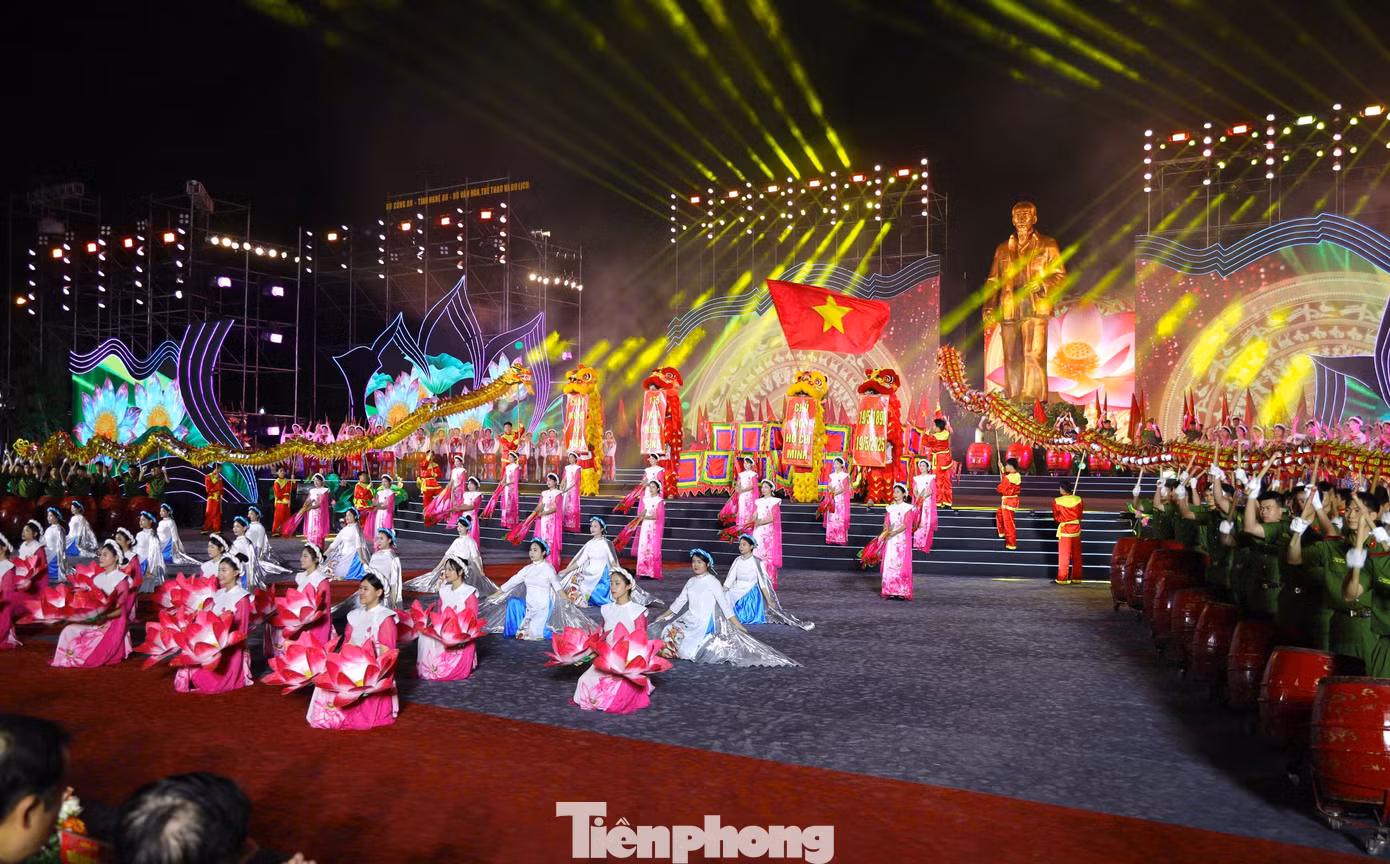 Lễ hội Làng Sen năm nay diễn ra ở quy mô toàn quốc, với nhiều hoạt động sôi nổi, ý nghĩa tập trung tại thành phố Vinh, huyện Nam Đàn. Ngoài các nghi lễ trang trọng như lễ dâng hoa tại Tượng đài Bác Hồ; Lễ dâng hương, dâng hoa, báo công, tưởng niệm Bác Hồ ở Khu di tích Kim Liên, nội dung lễ hội năm nay hết sức phong phú và đa dạng, với những hoạt động trên các lĩnh vực văn hóa, thể thao và du lịch... hội tụ hàng trăm nghệ sỹ, diễn viên từ các tỉnh, thành phố về với quê hương Bác Hồ kính yêu, mang đến một không gian văn hóa nghệ thuật đầy sắc màu của cộng đồng các dân tộc Việt Nam.
