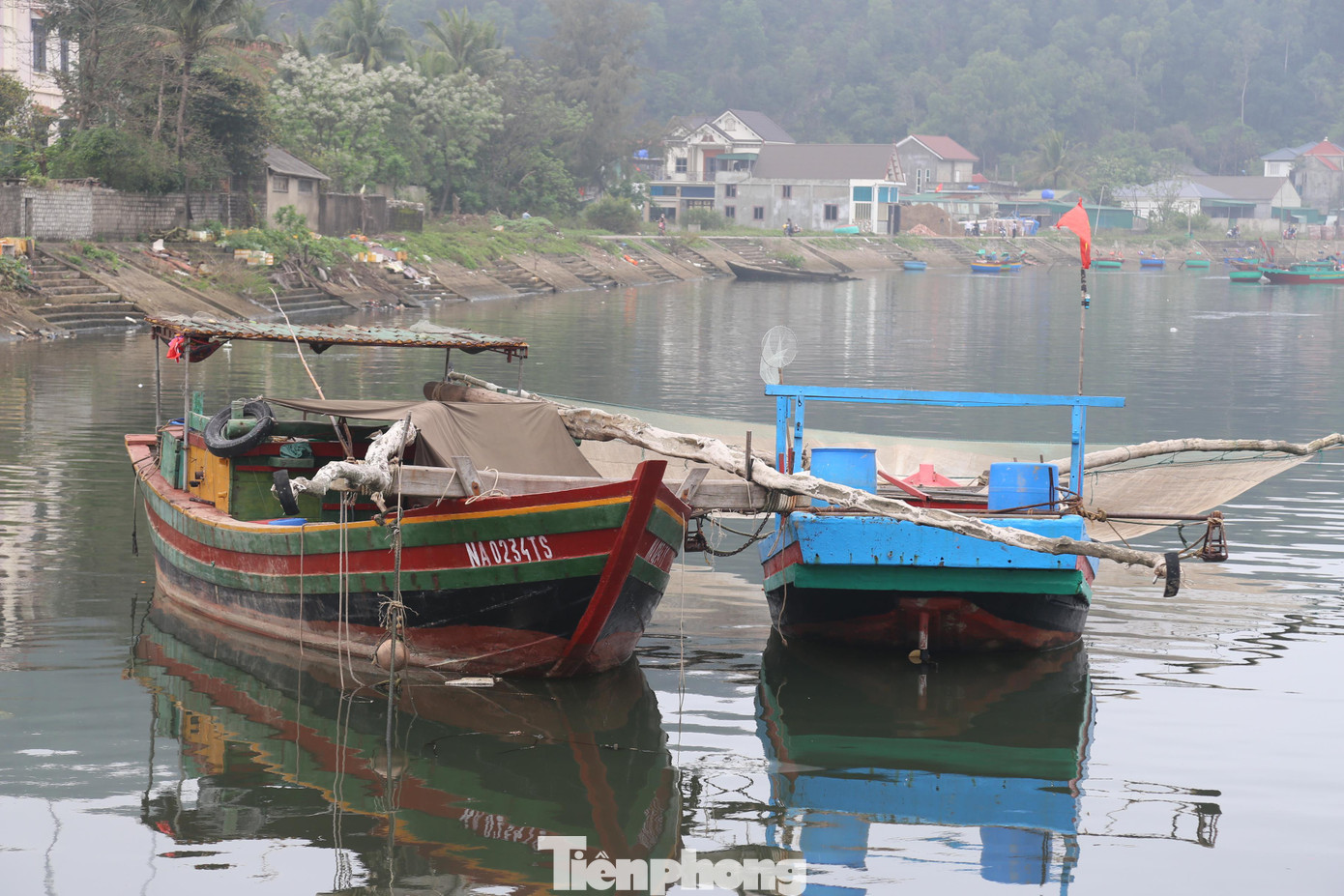 Ông Nguyễn Tiến Lợi - Chủ tịch Hội nông dân phường Nghi Thủy (TX Cửa Lò) cho biết: “Trên địa bàn hiện có 110 tàu thuyền, trong đó, có 46 tàu đánh bắt xa bờ, còn lại đánh bắt gần bờ. Gần 10 ngày qua, tàu cá của ngư dân đều cập cảng nằm bờ vì giá dầu lên cao. Gần 10 ngày qua, tàu thuyền của ngư dân chủ yếu ở bến, không ra khơi vì giá nhiên liệu tăng quá cao. Thậm chí, có một số tàu từ Tết Nguyên đán đến giờ vẫn nằm bờ”.