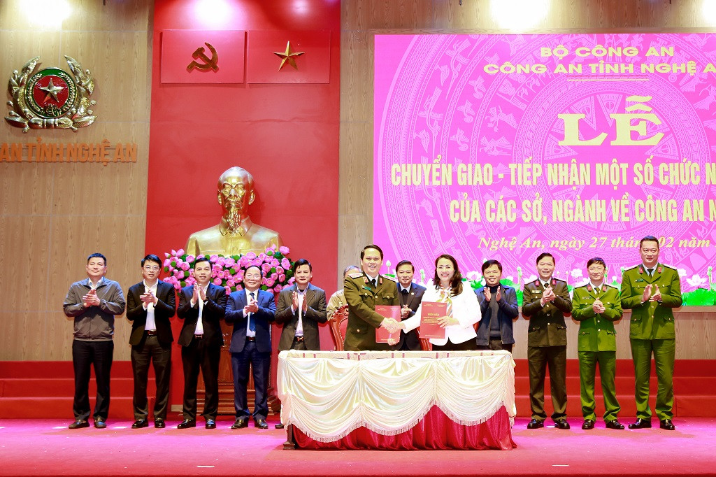 Giám đốc Công an tỉnh Nghệ An và đại diện lãnh đạo các sở, ngành, địa phương ký biên bản bàn giao chức năng, nhiệm vụ. Giám đốc Công an tỉnh Nghệ An và đại diện lãnh đạo các sở, ngành, địa phương ký biên bản bàn giao chức năng, nhiệm vụ.