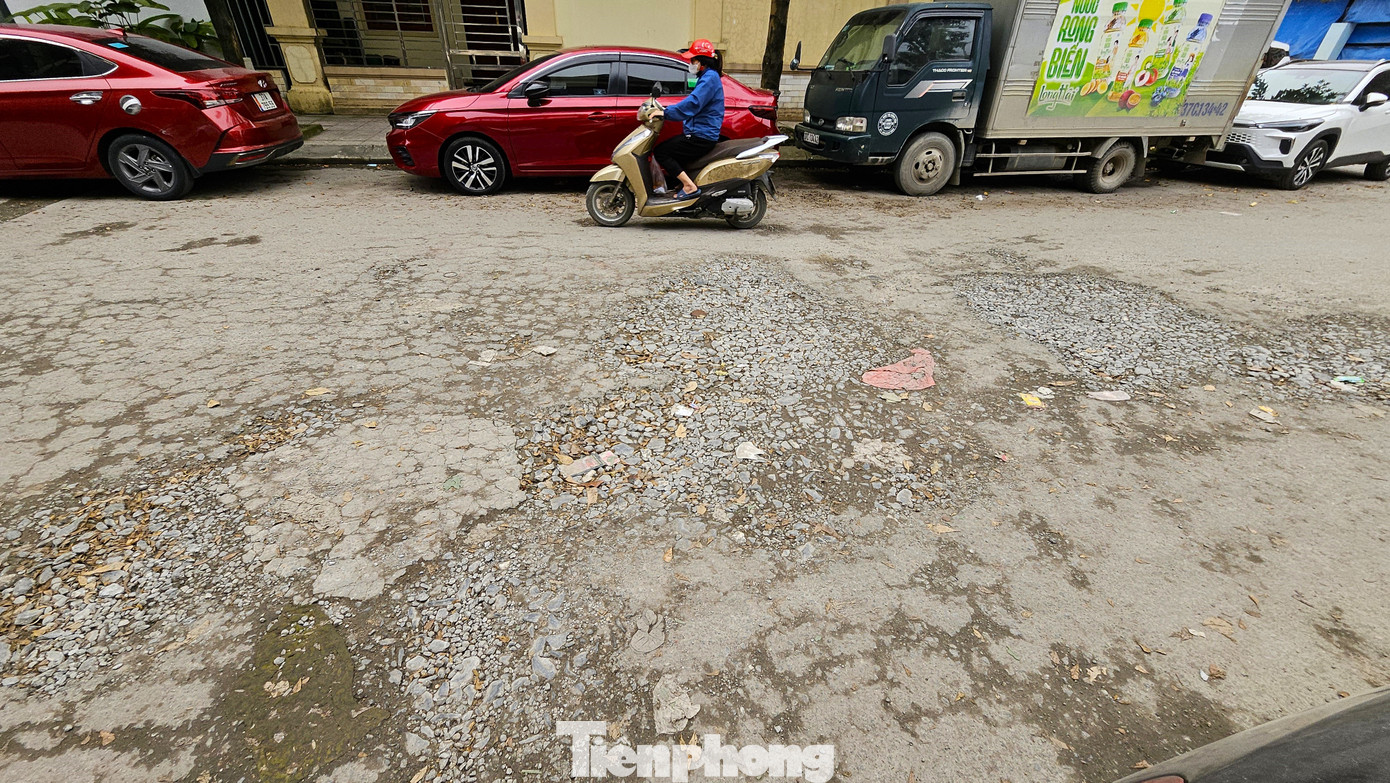 Cũng trên địa phận phường Quán Bàu, đường Golden City 4A xuất hiện nhiều điểm xói lở chiếm hết lòng đường.