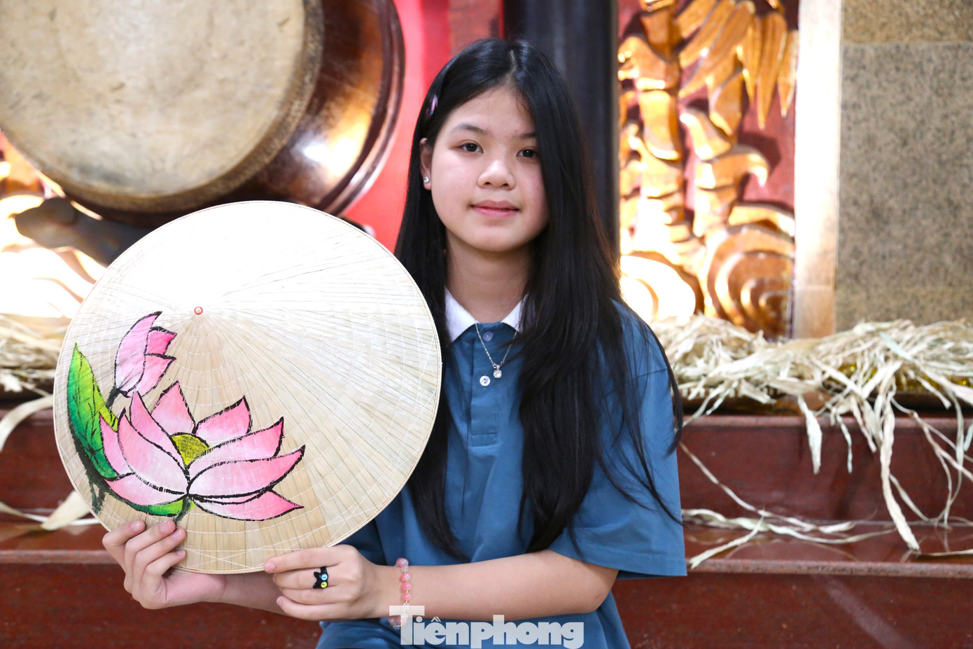 Em Lê Trần Quỳnh Anh (học sinh lớp 6, trường THCS Quán Bàu, TP Vinh) chia sẻ: “Đây là lần đầu tiên em được trải nghiệm làm nón lá. Em thấy rất hào hứng và thích thú. Em sẽ dành tặng chiếc nón lá này cho những người mà em yêu thương nhất, đó là bà và mẹ của em nhân ngày Quốc tế phụ nữ 8/3”.