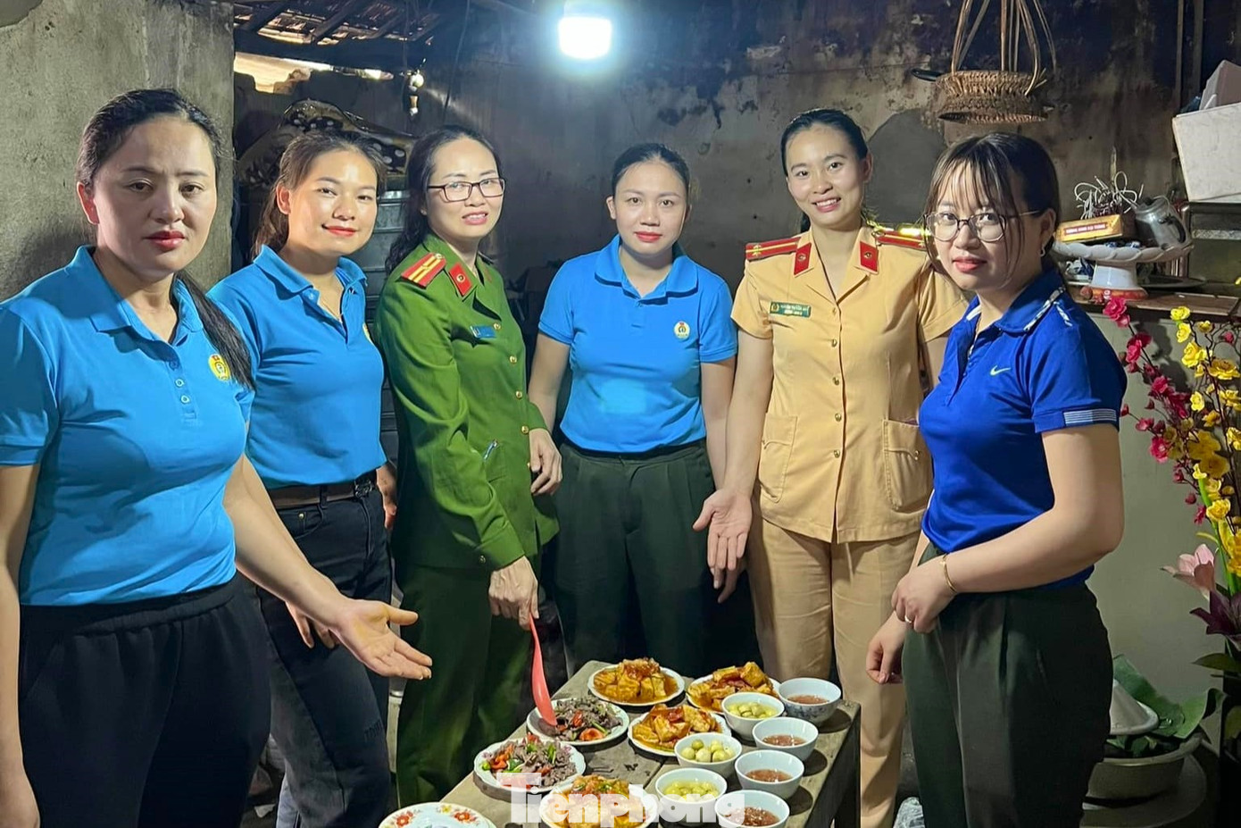 Tổ chức nấu "Bữa cơm yêu thương" tại nhà ông Bùi Đức Sâm.