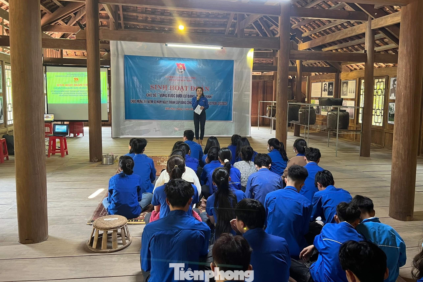 Tuổi trẻ Con Cuông tổ chức sinh hoạt điểm tháng 2 với chủ đề "Vững bước dưới cờ Đảng vinh quang" tại Di tích lịch sử Cách mạng nhà cụ Vi Văn Khang, xã Môn Sơn - nơi thành lập Chi bộ Đảng đầu tiên ở miền Tây xứ Nghệ. Tuổi trẻ Con Cuông tổ chức sinh hoạt điểm tháng 2 với chủ đề "Vững bước dưới cờ Đảng vinh quang" tại Di tích lịch sử Cách mạng nhà cụ Vi Văn Khang, xã Môn Sơn - nơi thành lập Chi bộ Đảng đầu tiên ở miền Tây xứ Nghệ.