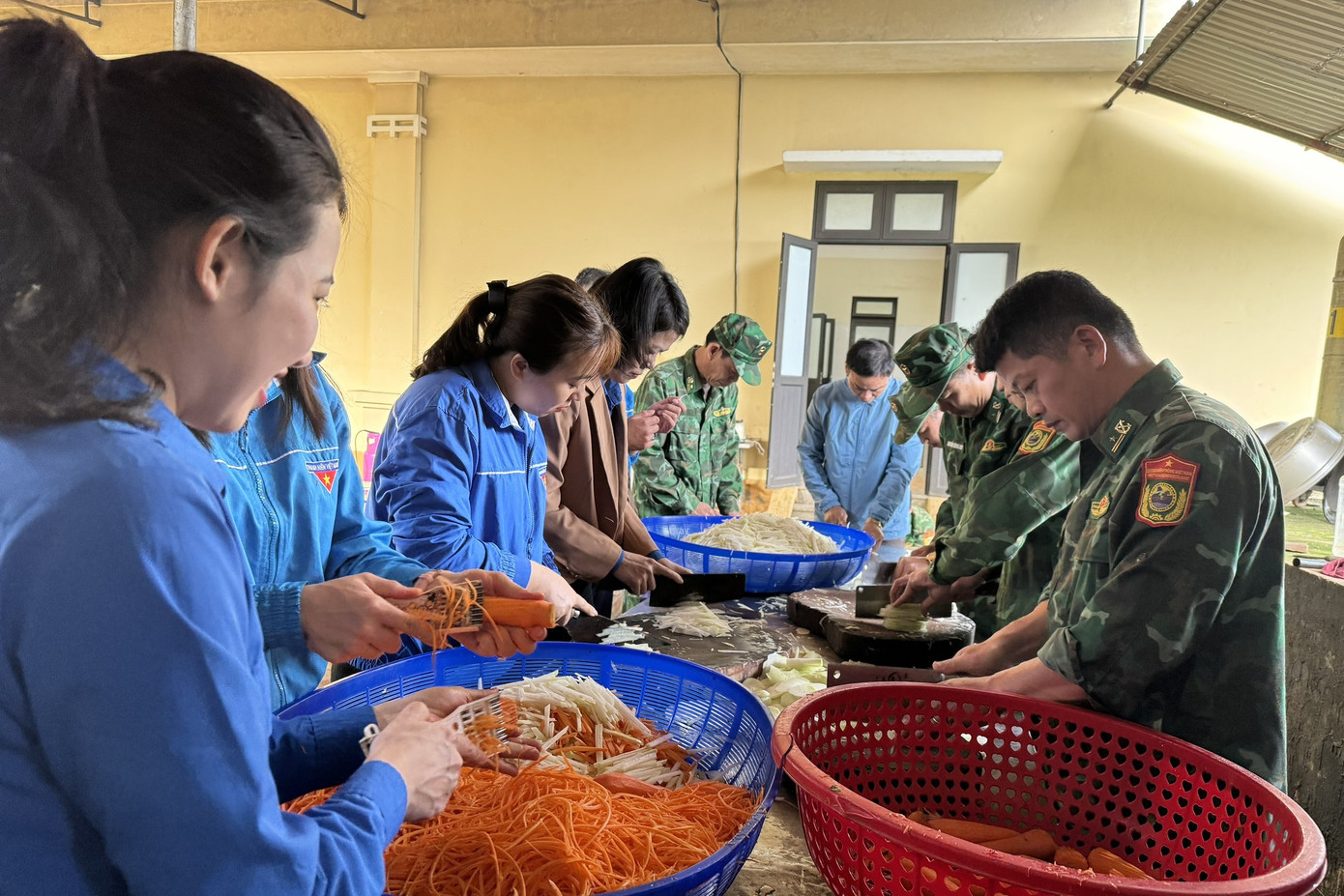 Để tổ chức bữa cơm yêu thương, 25 đoàn viên thanh niên huyện Hưng Nguyên đã vượt quãng đường dài 250km, mang theo các nhu yếu phẩm cần thiết, phối hợp với các chiến sỹ Đồn Biên phòng 547, cán bộ xã Nậm Càn, tự tay vào bếp, nấu những món ăn thơm ngon, đầy đủ chất dinh dưỡng.